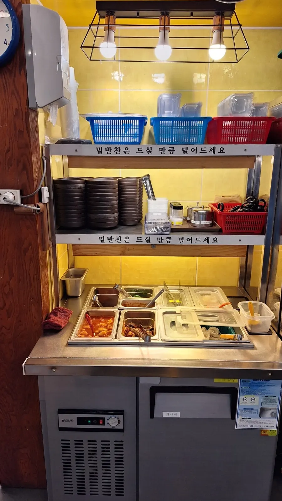 Self bar stocked with kimchi and lettuce