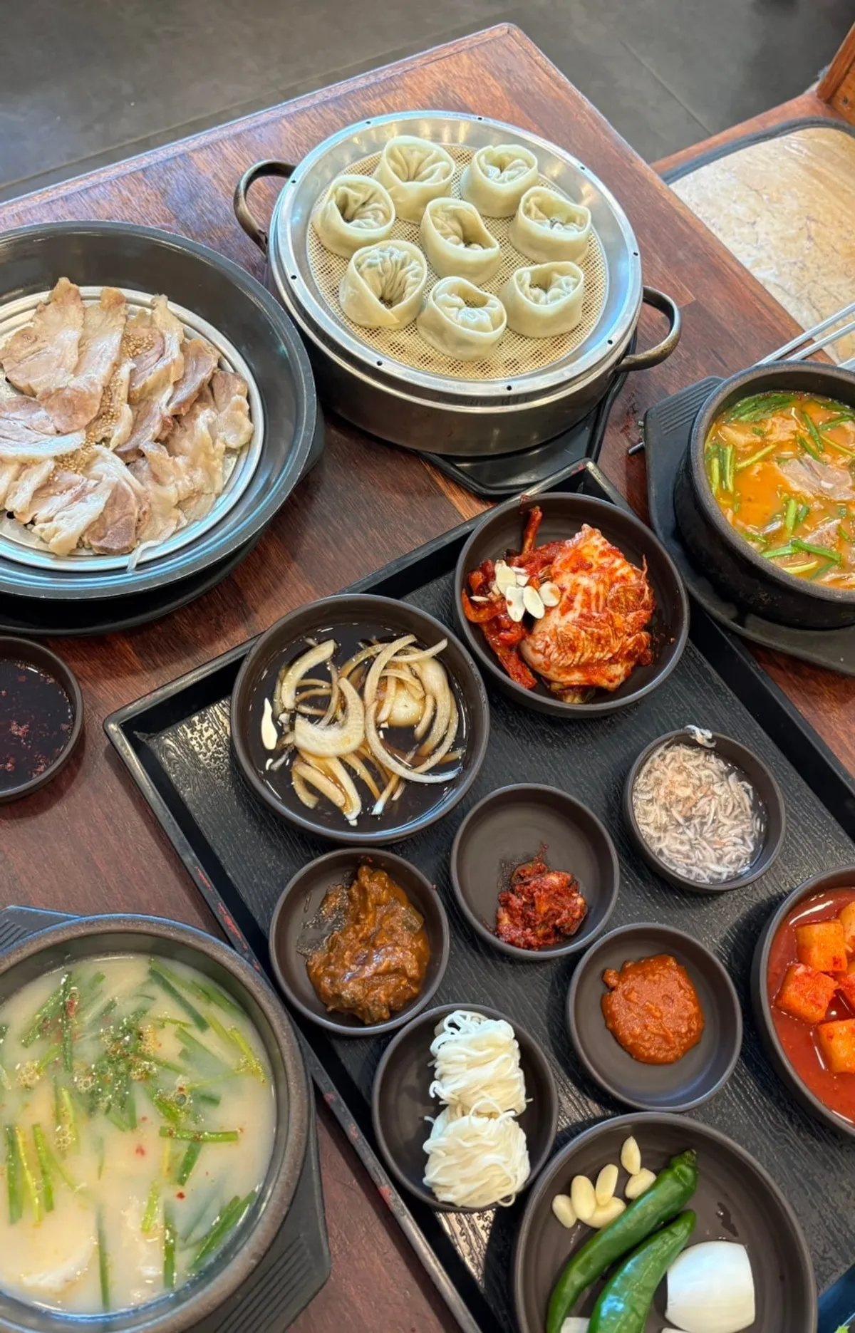 국밥과 수육백반 상차림