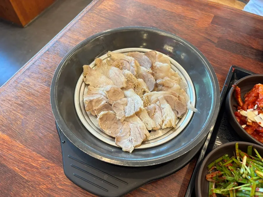 푸짐한 수육백반 수육
