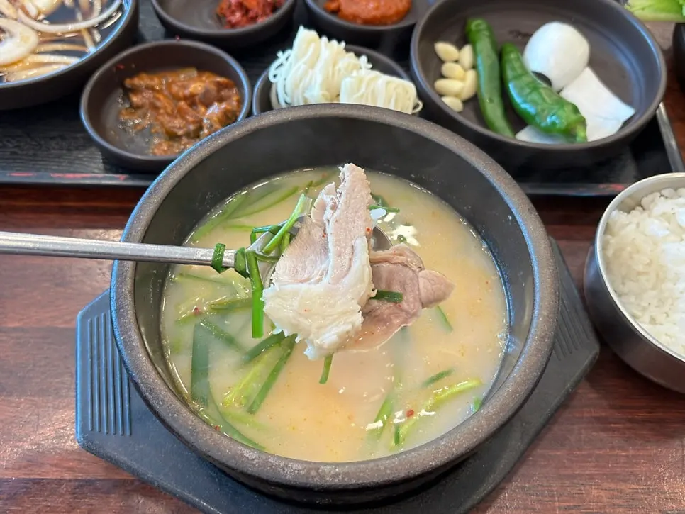 강된장 쌈으로 먹는 수육