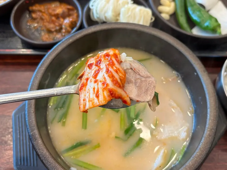수육백반에 나온 국밥