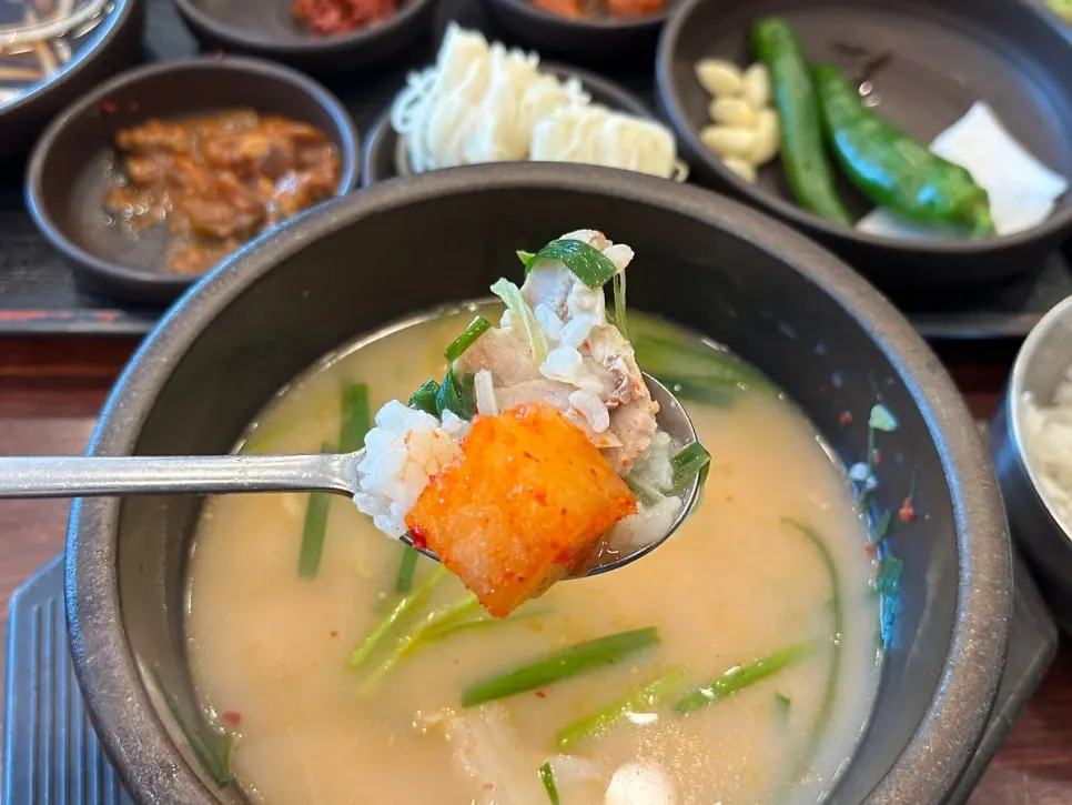 수육백반 국밥과 돼지고기