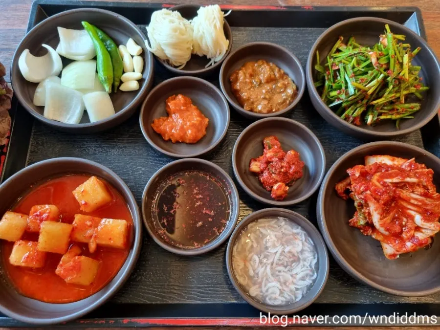 Side dishes served with the gukbap