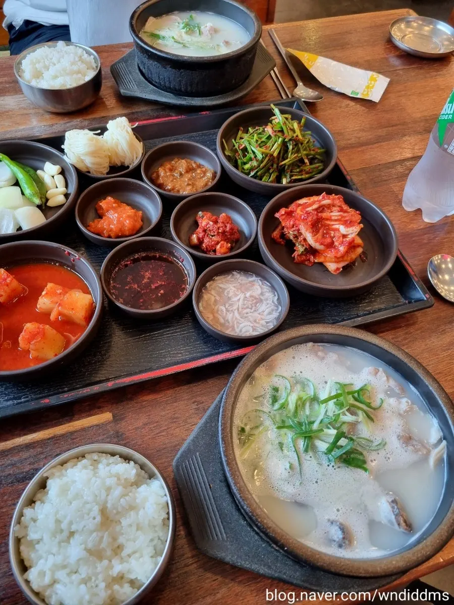 Close-up of the milky mixed gukbap broth