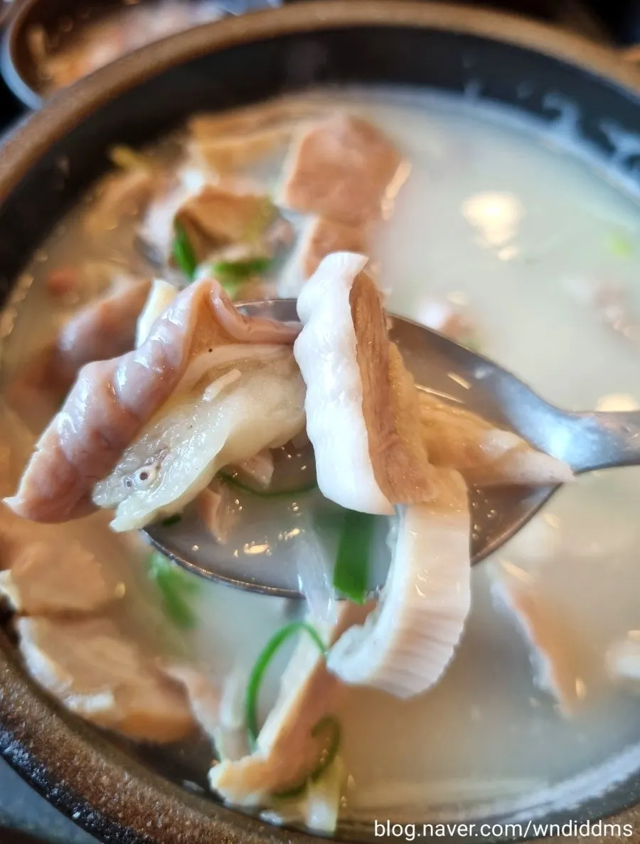 Meat and offal pieces in the gukbap
