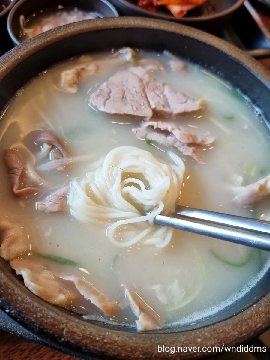 A spoonful of lean meat and offal with little fat