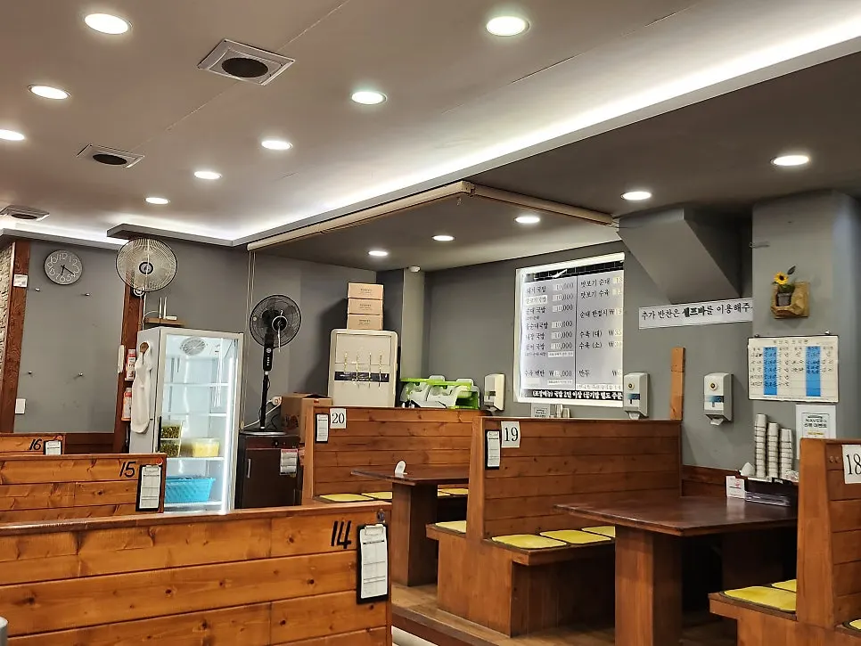 명인돼지국밥 매장 입구 모습