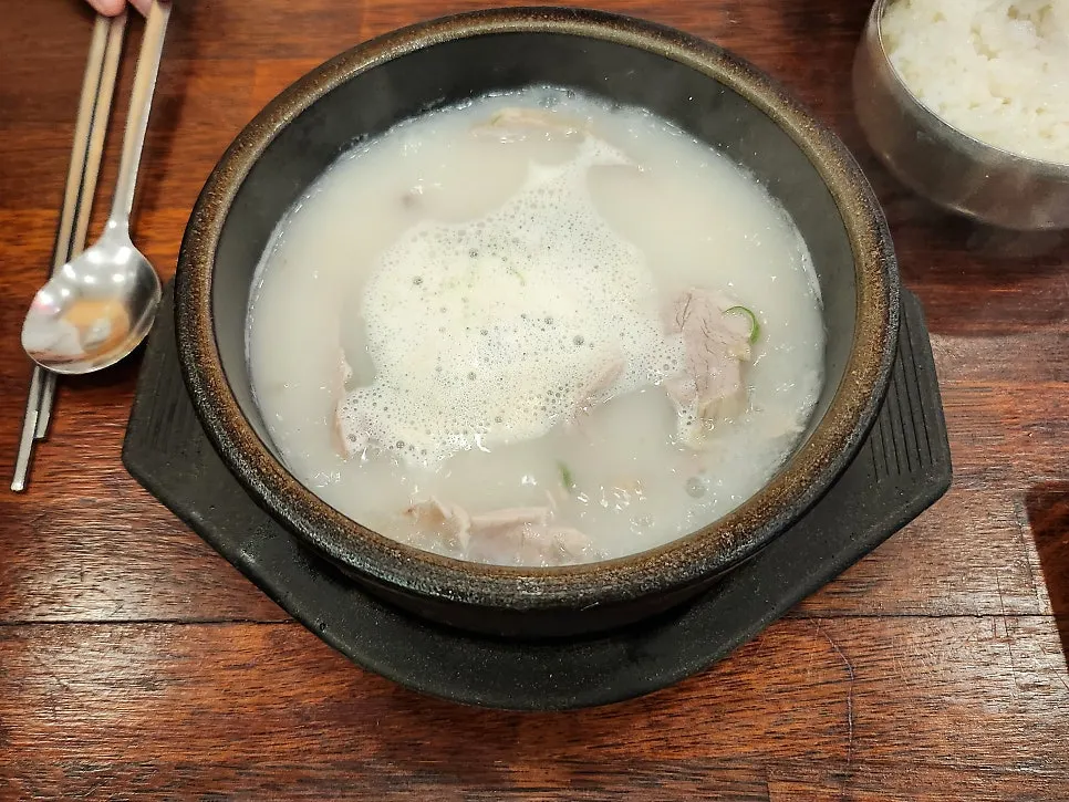뚝배기에 담겨 나온 돼지국밥 한 그릇