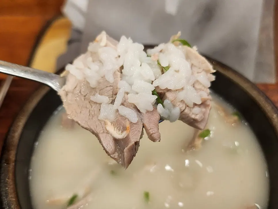 두툼하게 썰린 돼지국밥 고기