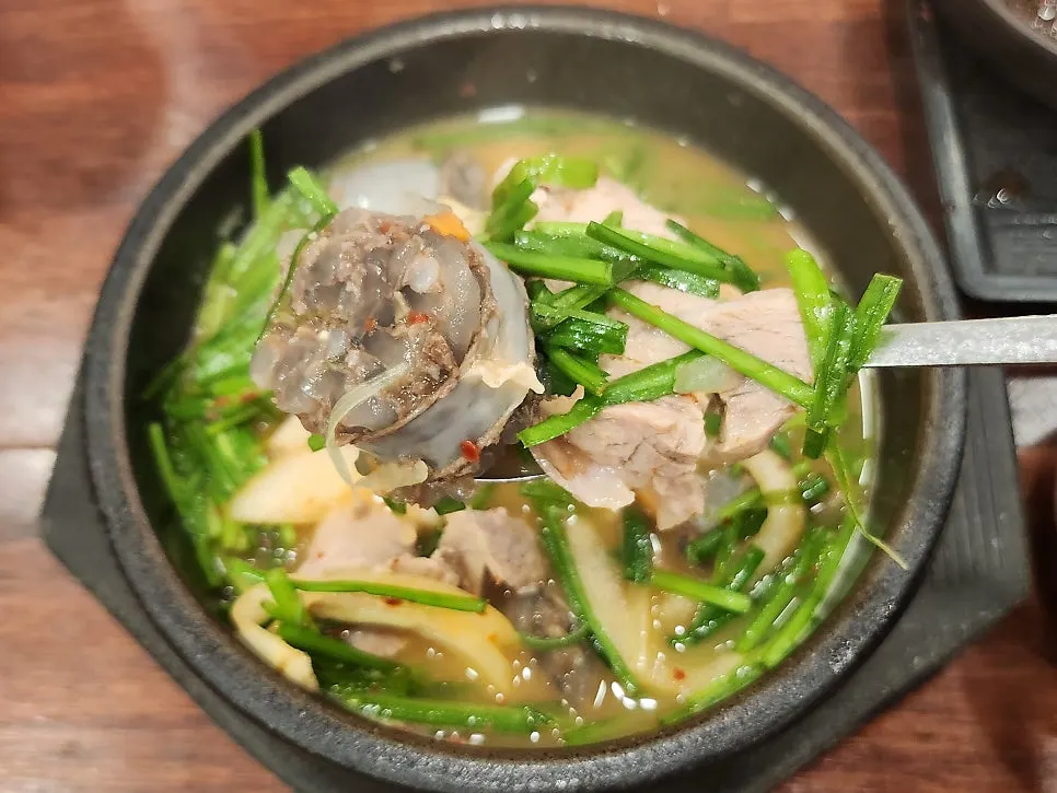 부추를 듬뿍 올린 순대국밥