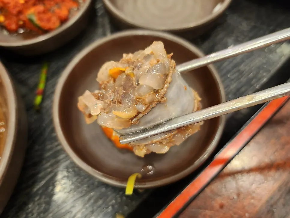 순대국밥 속 탱글한 순대 건져 올린 모습