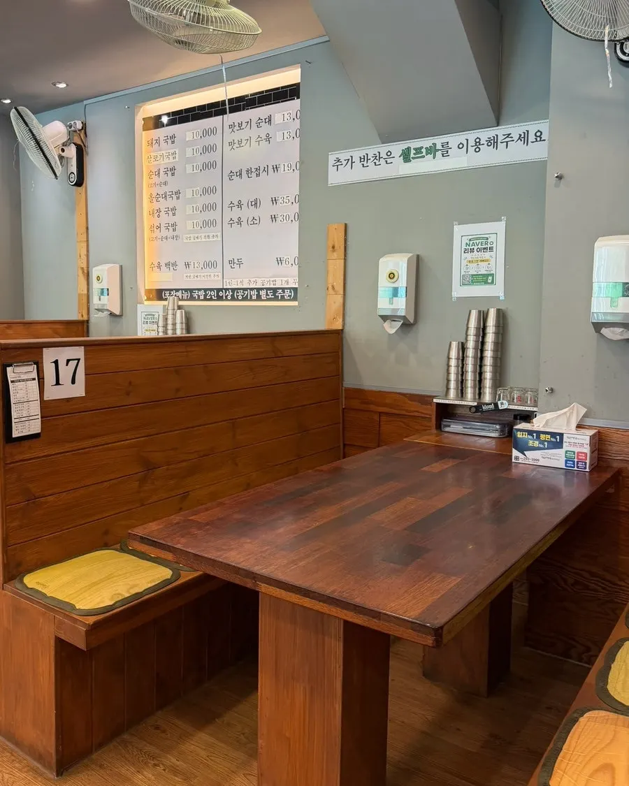 널찍한 쇼파형 테이블이 놓인 매장 좌석