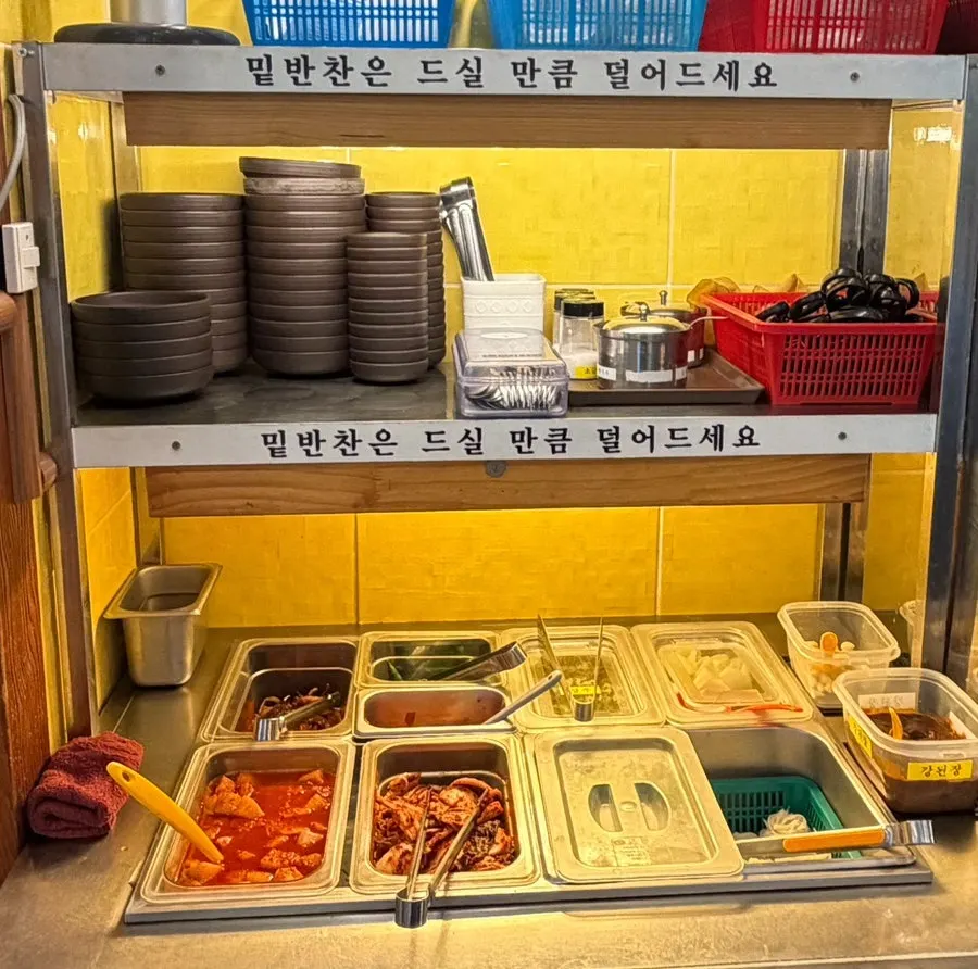 테이블 간격이 넓은 명인돼지국밥 홀
