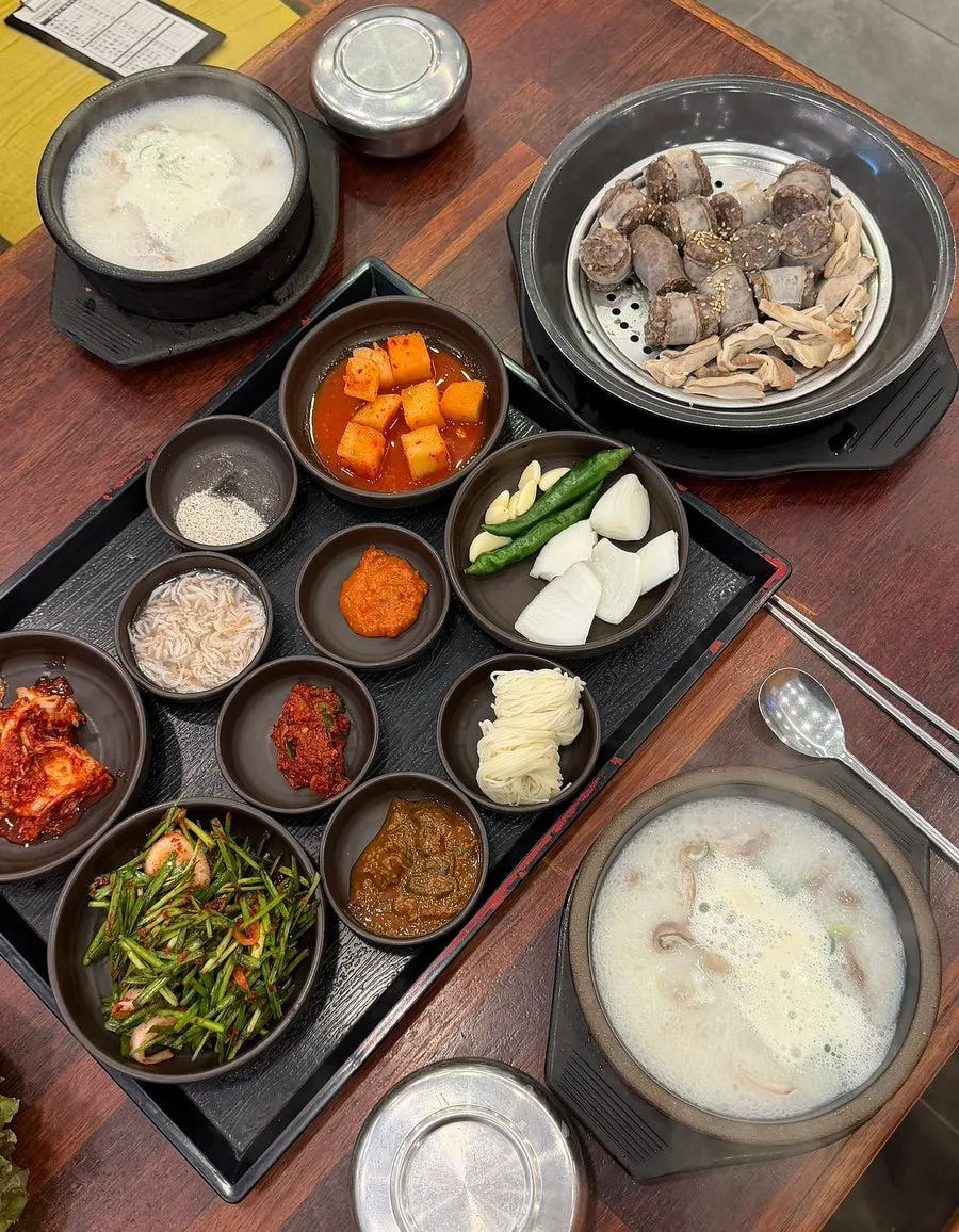 국밥과 순대가 함께 놓인 한 상