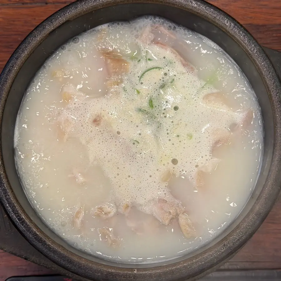 뽀얗게 우러난 돼지국밥 국물