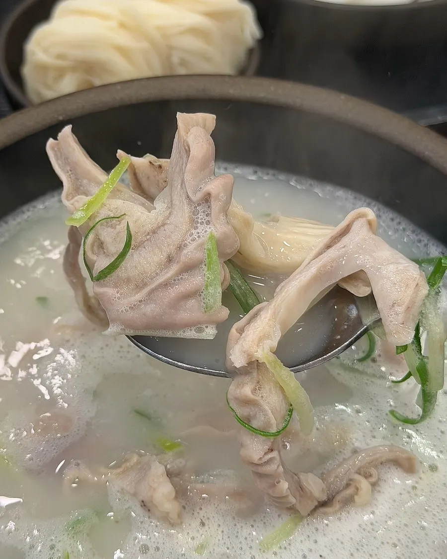 내장이 푸짐하게 들어간 내장국밥