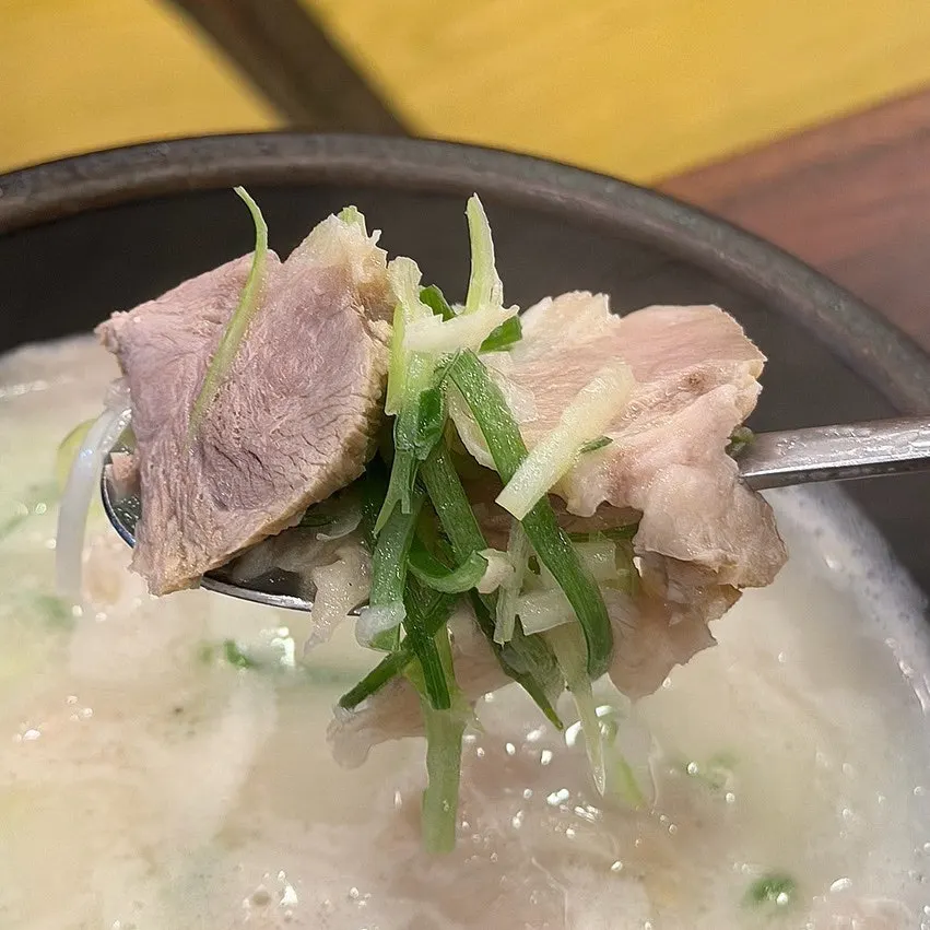 국물에 담근 소면 사리