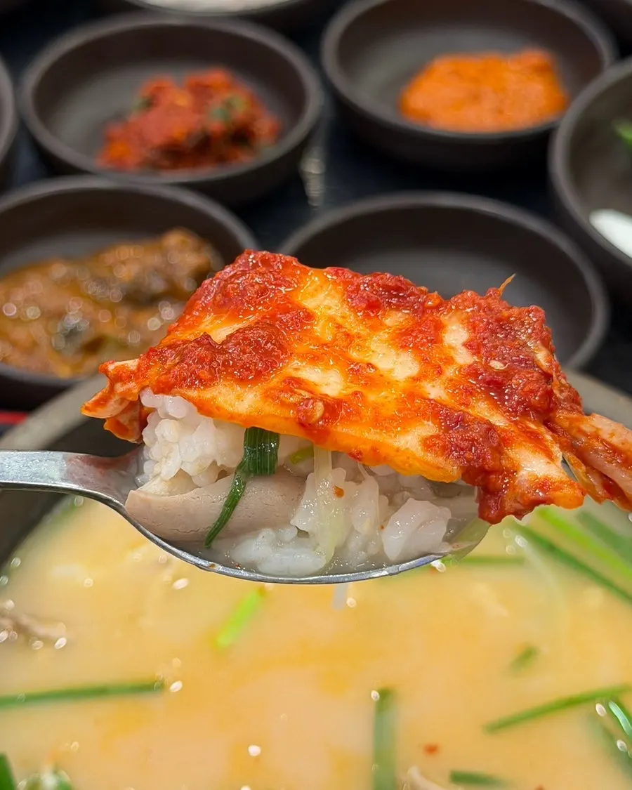 깍두기와 생마늘을 곁들인 국밥 상