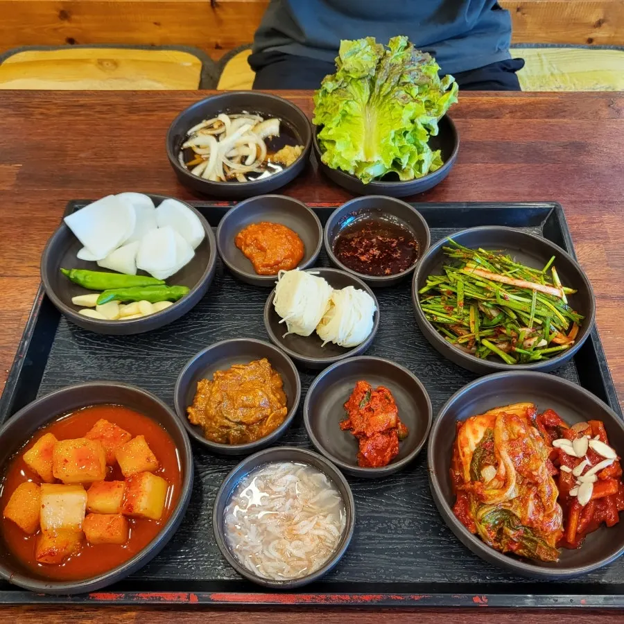 깍두기와 강된장, 쌈채소 밑반찬 한 상