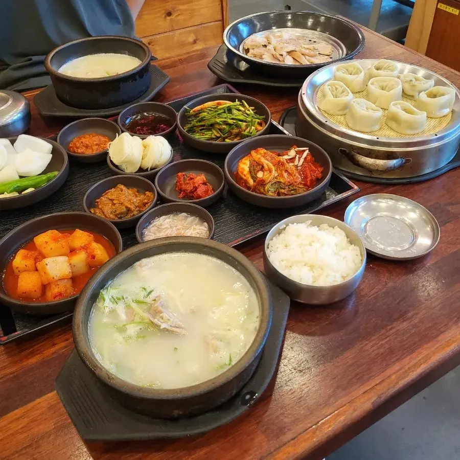 국밥과 수육백반, 만두까지 차려진 한 상