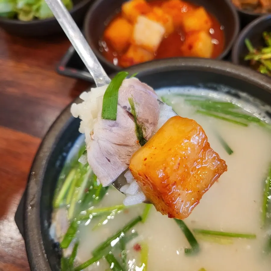 살코기가 가득한 국밥 속 고기