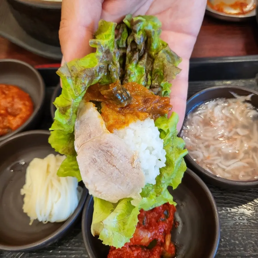 깍두기와 함께 먹는 살코기국밥