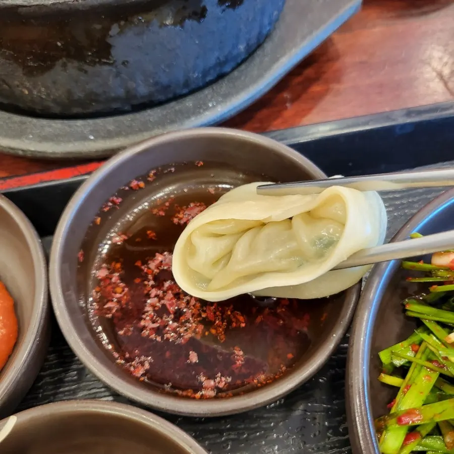 큼직한 만두 8개가 담긴 접시