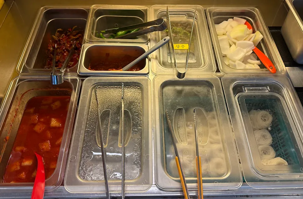 Self-serve corner for extra side dishes