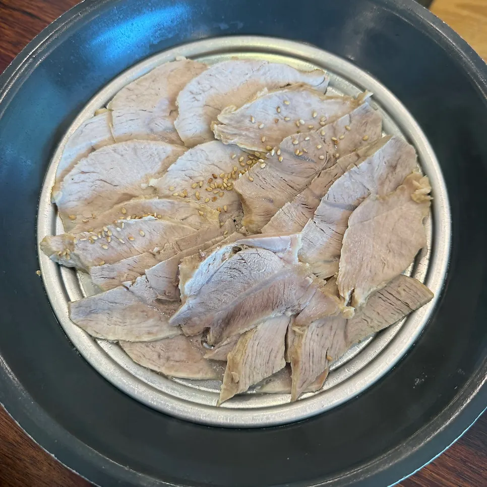 Lean boiled pork served in a warm bowl