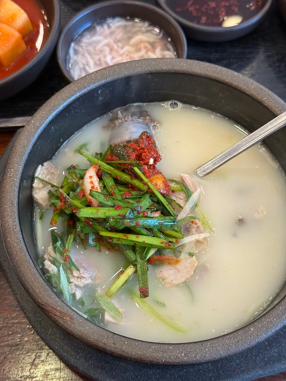 Gukbap with chives and dadagi seasoning added