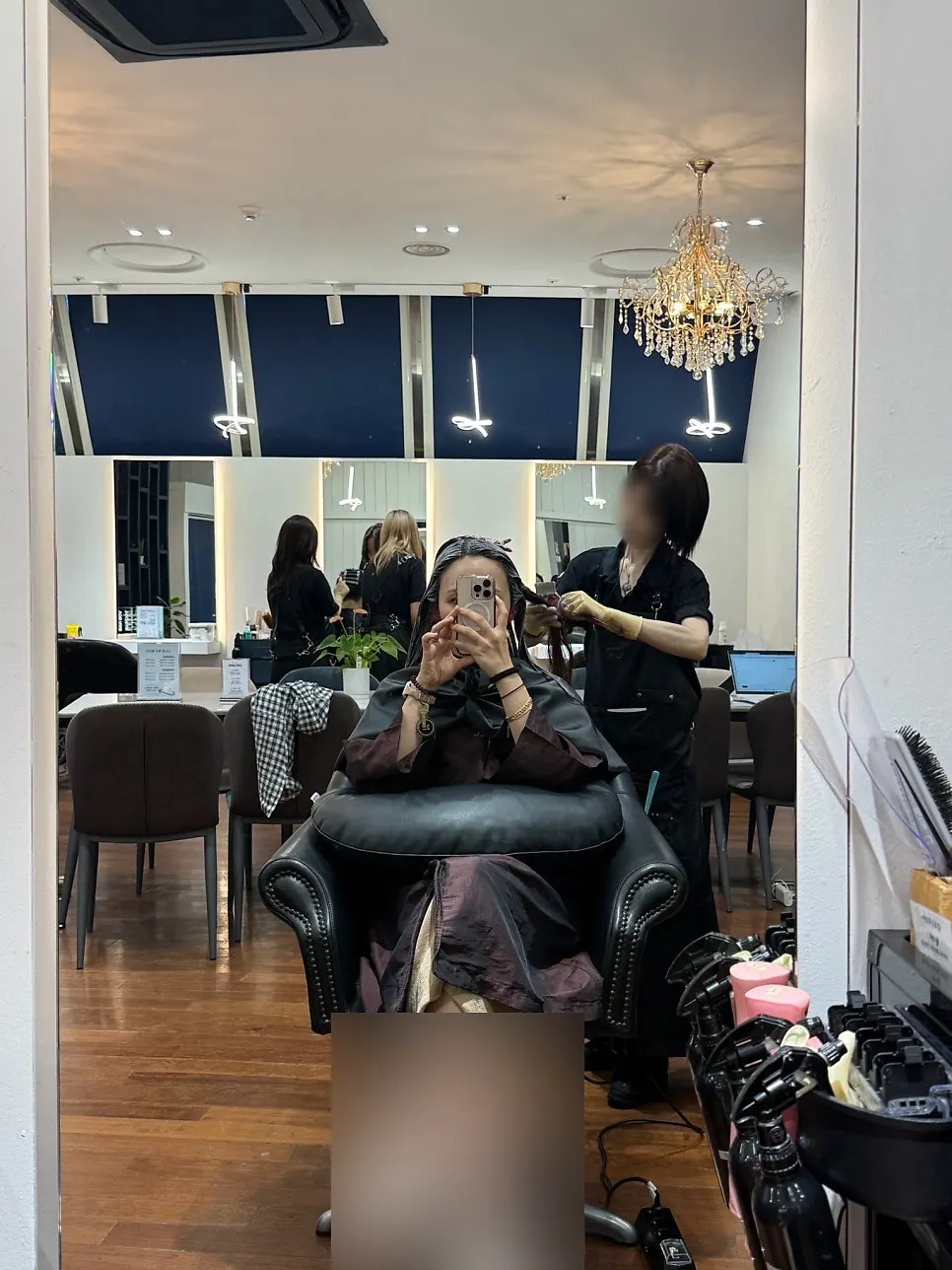 섹션을 나눠 염색약을 도포한 머리