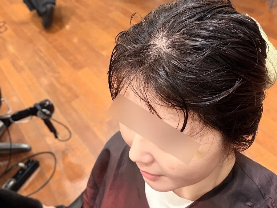 커트 상담과 모발 상태 확인 장면