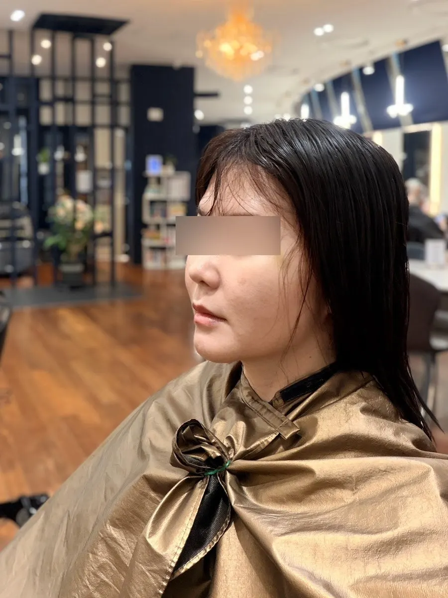 샴푸 후 커트를 진행하는 모습