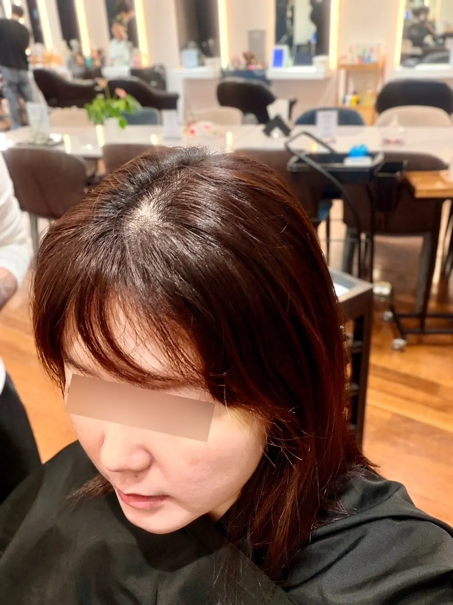 고데기로 섹션을 나눠 펴는 볼륨매직 작업