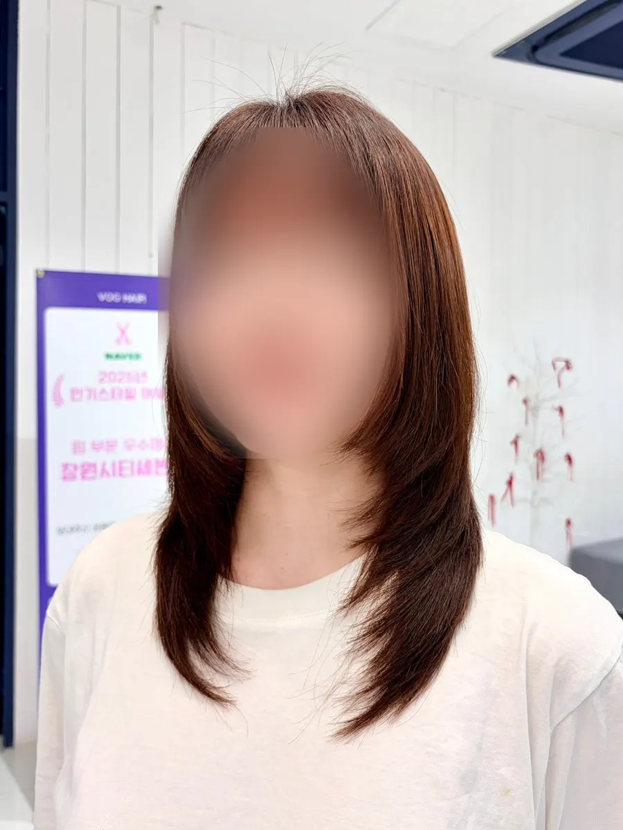 볼륨매직 완성 후 자연스럽게 떨어지는 머리결