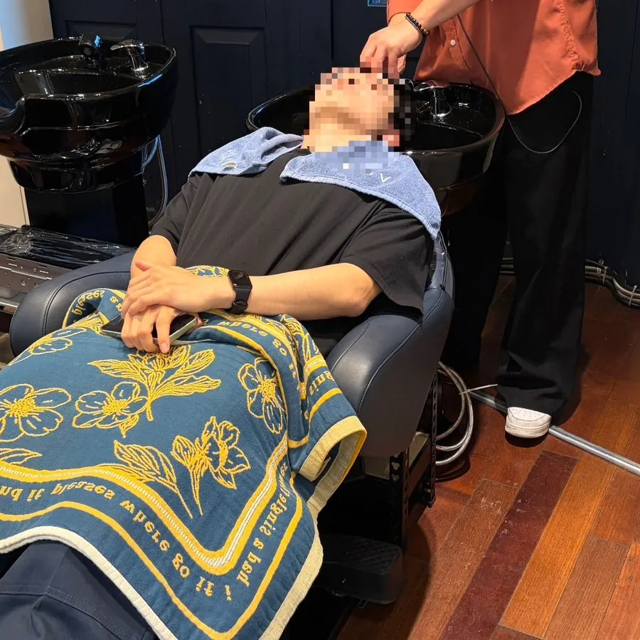 Shampoo time with a blanket over the client