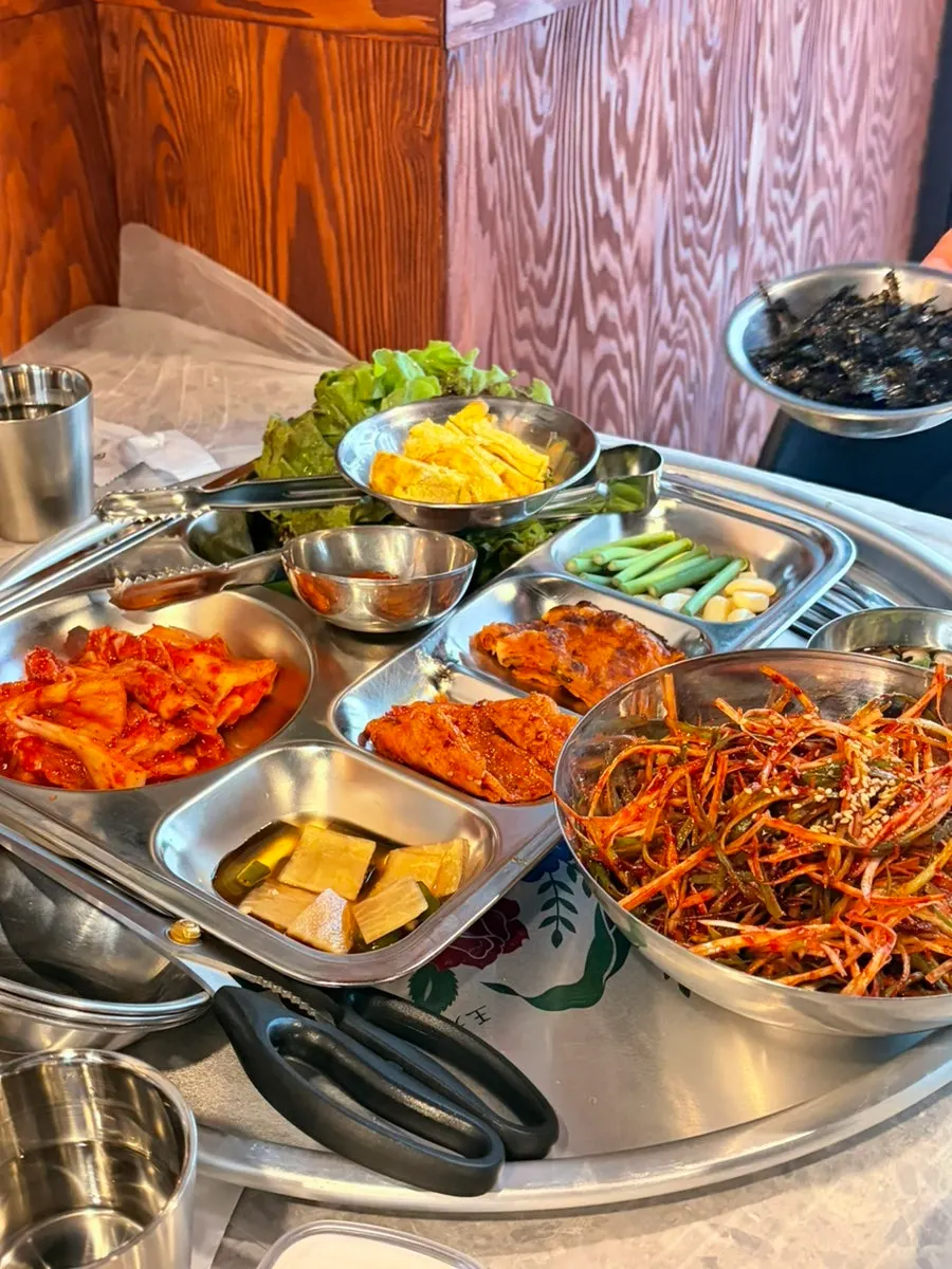 파김치와 김치전이 놓인 기본 차림상