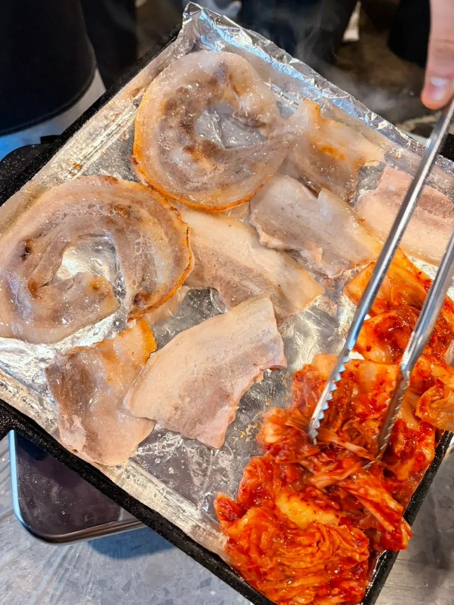 불판 위 냉삼과 함께 구워지는 김치