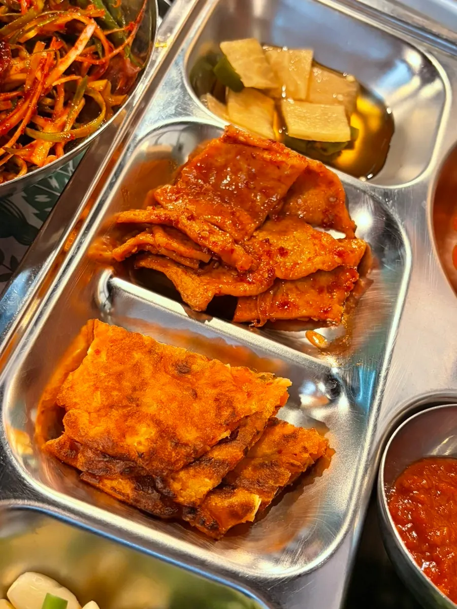 밑반찬으로 나온 김치전