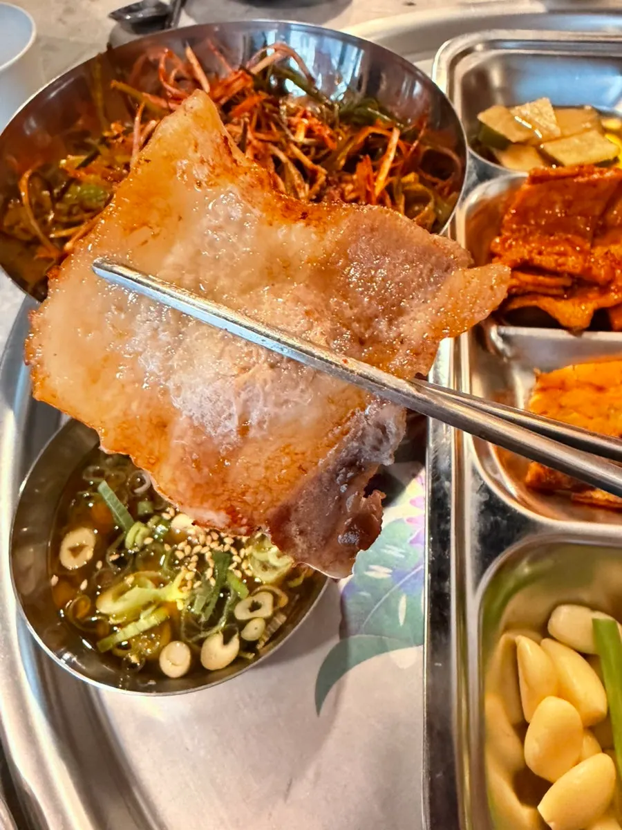 구운 김치를 올린 냉삼 한 점