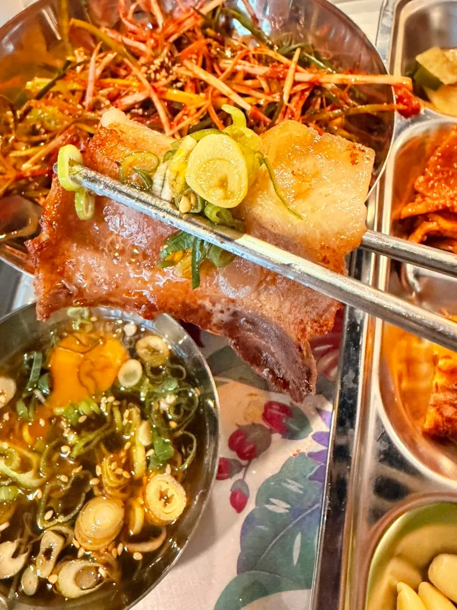 상추쌈에 올린 냉삼