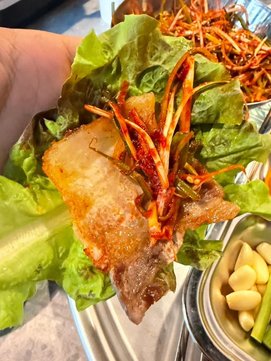 냉삼과 반찬을 함께 담은 접시