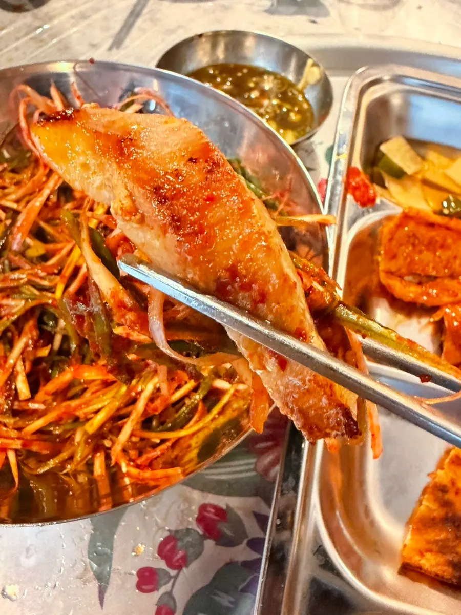반찬과 함께 먹는 항정살