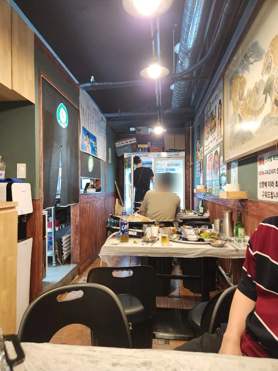 레트로 소품으로 꾸며진 매장 내부