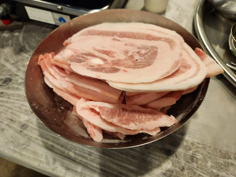 계란말이와 김치전이 나온 기본 상차림
