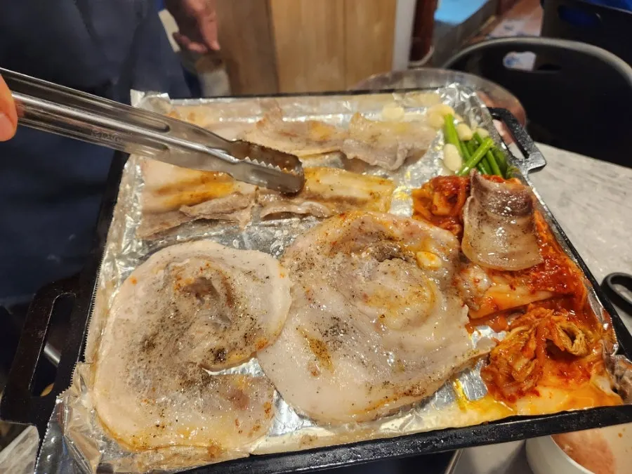 한 접시에 담겨 나온 네 가지 부위 냉삼