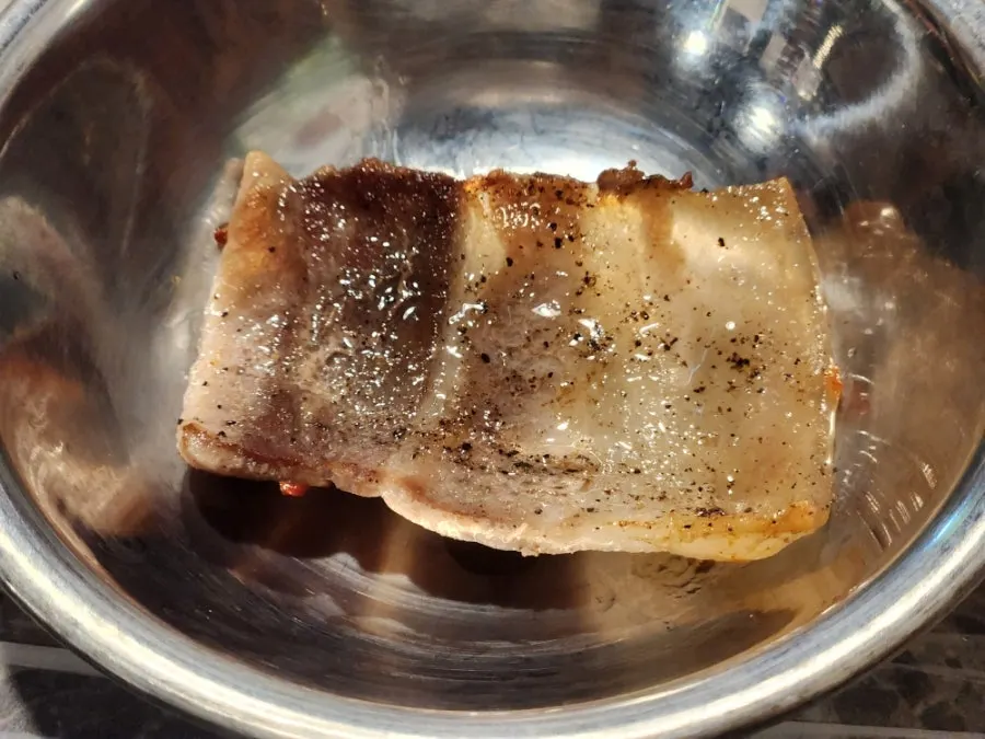 소금과 후추를 뿌려 구운 삼겹살