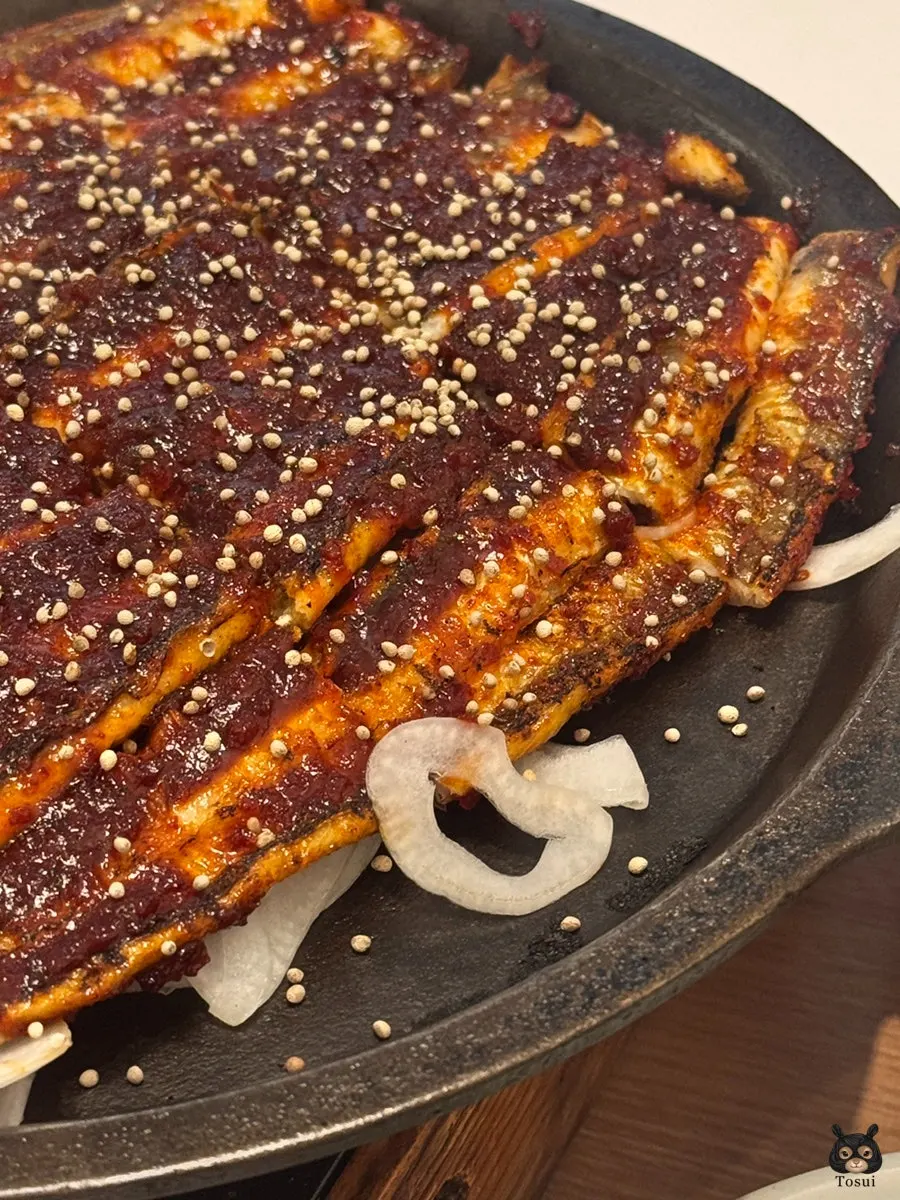 Grilled seasoned eel eaten with lettuce wraps