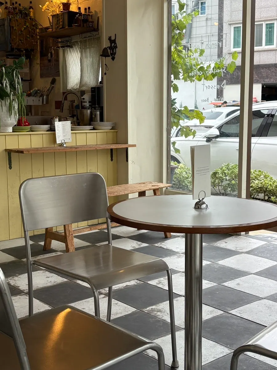Corner with plants and a linen curtain