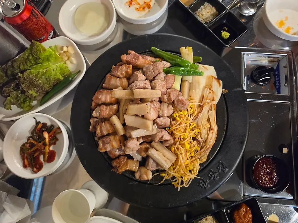 Meat served with bean sprouts and kimchi